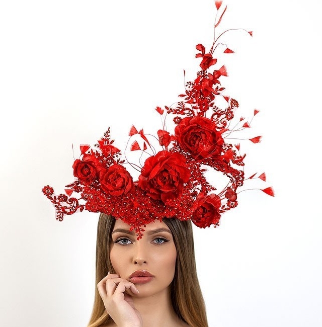 шляпа-маска, шляпа корона, шляпа кокошник, купить красную шляпу для скачек, купить шляпу для праздника, купиь шляпу для сцены, головной убор для фотосессии, шляпа из кружева, шляпа с цветами, красная шляпа, шляпа с перьями, дизайнерская шляпа, эксклюзивный головной убор, дизайнерская шляпа, необычная шляпа, Анна Андриенко