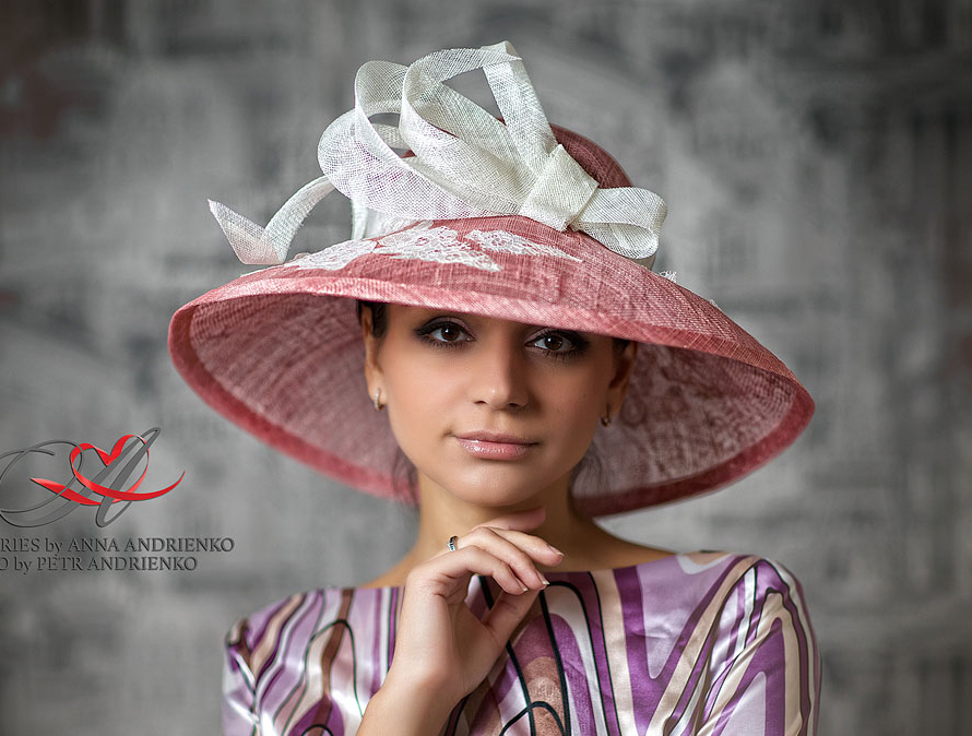 шляпка, вечерняя шляпка, шляпа, вечерняя шляпа, перья, шляпка с вуалью, вуалетка, шляпа с цветами, шляпа для скачек, шелковые цветы, широкополая шляпа, свадебная шляпа, свадебная шляпка, шляпа для невесты, шляпка невесты, шляпка с перьями, ручная работа, шляпка для скачек, котельная шляпка, шляпка для праздника, белая шляпа, белая шляпка, головной убор