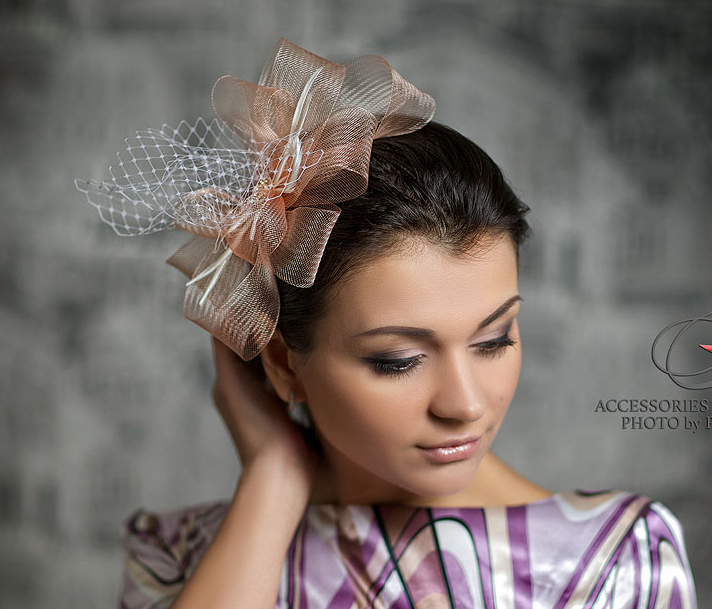шляпка, вечерняя шляпка, вуалетка с перьями, заколка для волос, перья, шляпка с вуалью, вуалетка, шляпка с перьями, ручная работа, шляпка для скачек, котельная шляпка, шляпка для праздника, головной убор, шляпка с цветами, шляпка с розами, шелковые цветы, цветы ручной работы, свадебная шляпка, шляпка для невесты, белая шляпка, свадебная вуалетка