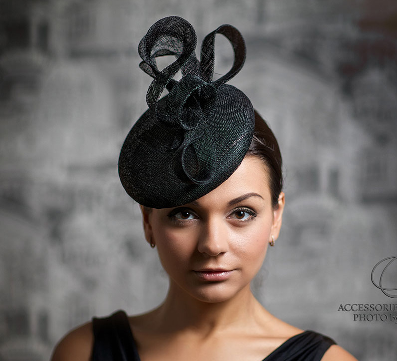 шляпка, вечерняя шляпка, шляпка таблетка, ручная работа, шляпка для скачек, коктейльная шляпка, шляпка для праздника, черная шляпка, синяя шляпка, головной убор, шляпка котельная, шляпка с бантом, шляпное полотно, синамей, шляпка для вечера, черная шляпка,
