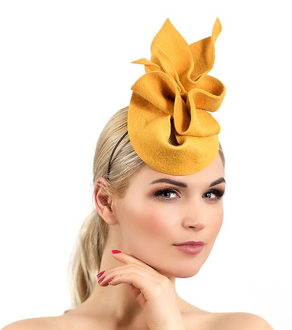 желтая шляпка, вечерняя шляпка, шляпка для скачек, купить шляпку, женская шляпка, шляпка для праздника, шляпка для фотосессии, дизайнерская шляпка, шляпка из фетра, фетровая шляпка, небольшая шляпка