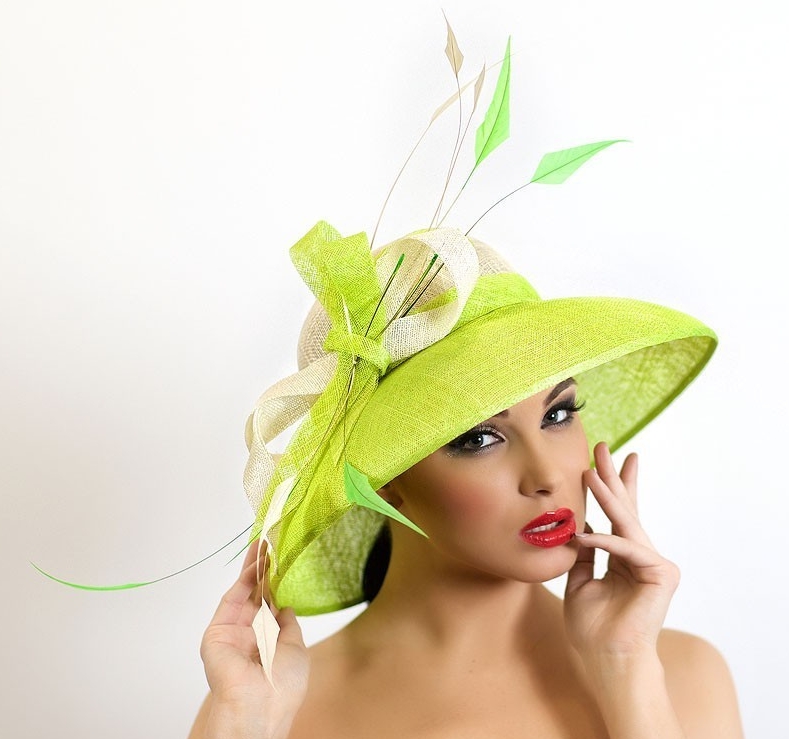 салатовая шляпа, шляпа, лайм, шляпа для скачек, белая шляпа, широкополая шляпа, шляпа из синамей, шляпа для скачек, шляпа для праздника, шляпа для свадьбы, шляпа для фотосессии, летняя шляпа, шляпа с круглой тульей, шляпа с перьями, женская шляпа, купить шляпу, дизайнерская шляпа, Анна андриенко