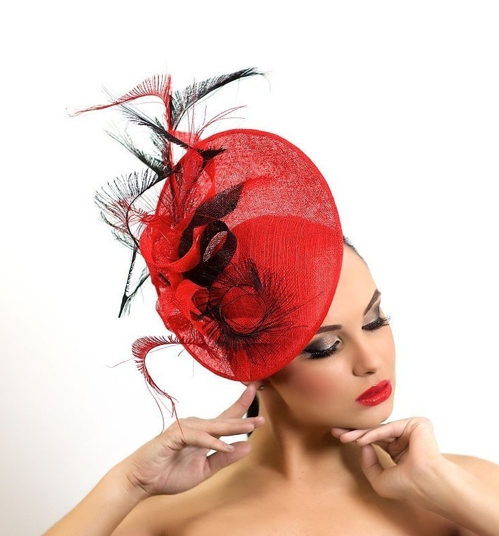 красная шляпа для скачек, купить шляпку, шляпка с перьями, красная шляпка, вечерняя шляпка, дамская шляпка, женская шляпка, шляпка для скачек, шляпка для свадьбы, элегантная шляпка, шляпка для фотосессии, шляпка из синамей, летняя шляпка, эксклюзивная шляпка, дизайнерская шляпка, Анна Андриенко