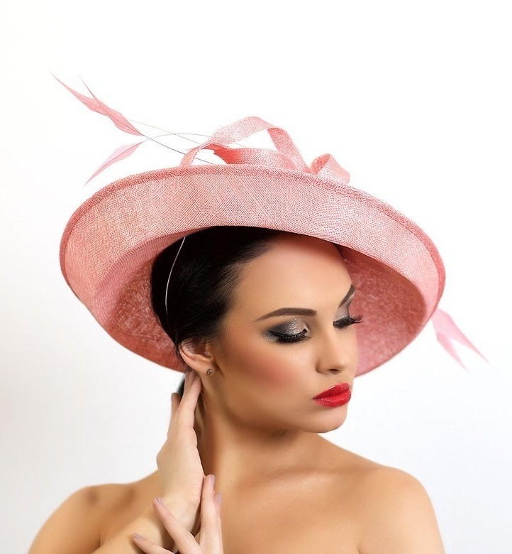купить розовую шляпу для скачек, женская шляпа, летняя шляпа, шляпа для скачек, шляпа для праздника, шляпа для фотосессии, шляпа для свадьбы, шляпа для невесты, свадебная шляпа, шляпа с полями, ассиметричная шляпа, шляпа с круглой тульей, шляпа с перьями, дизайнерская шляпа, Анна Андриенко