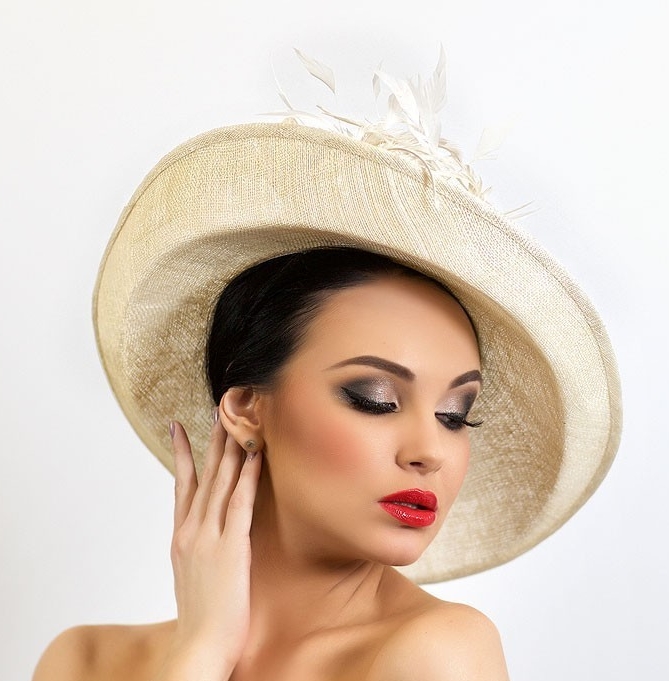 купить белую широкополую шляпу из синамей, белая свадебная шляпа, белая шляпа для скачек, белая вечерняя шляпа с перьями, дизайнерская шляпа для фотосессии, широкополая шляпа с круглой тульей, шляпа с асимметричными полями, шляпа для невесты, шляпа для свадьбы, дизайнерская шляпа Анна Андриенко