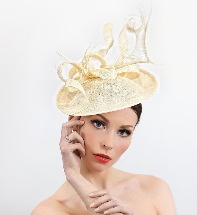 купить шляпку для скачек в москве, шляпки для скачек, шляпки для свадьбы, свадебная шляпка, женская шляпка, белая шляпка, шляпка с перьями, купить шляпку спб, вечерняя шляпка, шляпка для праздника, шляпка для невесты, светская шляпка, дизайнерская шляпка, Анна Андриенко, шляпки для ипподрома