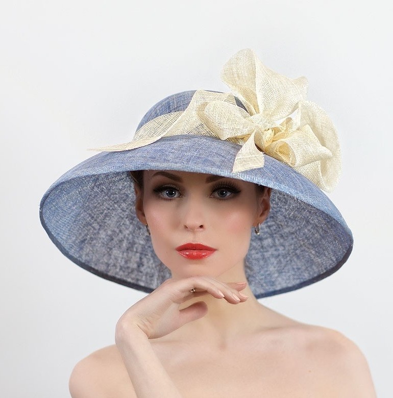 купить шляпу для скачек в москве, шляпки для скачек, летняя шляпа, широкополая шляпа, голубая шляпа, свадебная шляпа, шляпа для свадьбы, шляпа для праздника, соломенная шляпа, шляпа с бантом, вечерняя шляпа, шляпа для фотосессии, шляпа с большими полями, шляпа с круглой тульей, дизайнерская шляпа, шляпа для пляжа, светская шляпа, Анна Андриенко