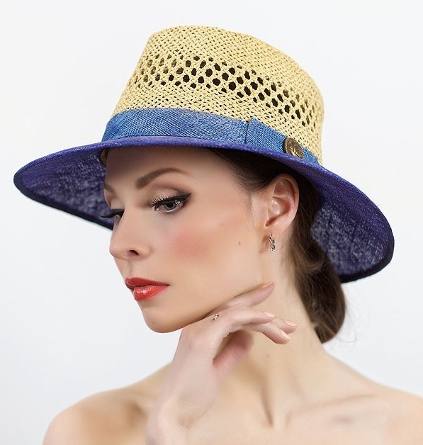 двухцветная шляпа, летняя шляпа, бежевая шляпа, синяя шляпа, шляпа из синамей, шляпа с полями, купить шляпу спб, купить шляпу в москве, шляпа для пляжа, шляпа для отдыха, Анна Андриенко, женская шляпа