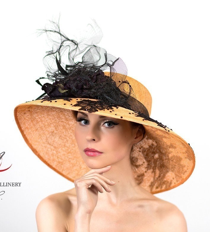 бежевая шляпа для скачек, купить персиковую шляпу в москве, купить шляпу с большими полями спб, дизайнерская шляпа, вечерняя шляпа, купить свадебную шляпу, шляпа для свадьбы, шляпа для праздника, Анна Андриенко, статусная шляпа, королевские скачки, шляпа из синамей, шляпа с черным цветком и перьями, Анна Андриенко