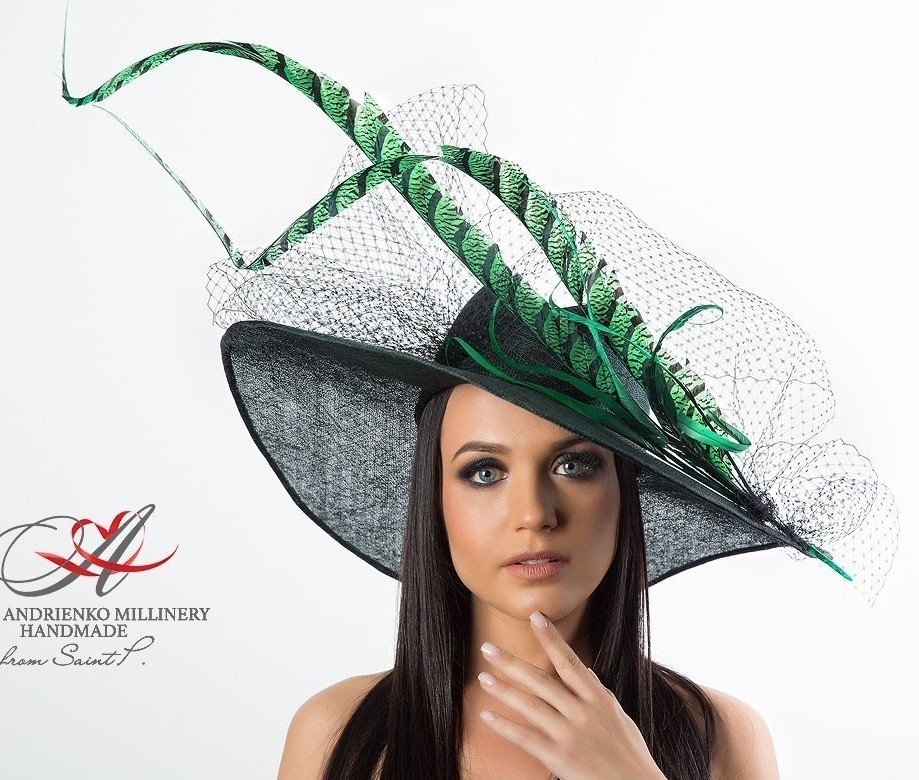 купить зеленую шляпу для скачек, купить широкополую шляпу из синамей, вечерняя шляпа с перьями, статусная шляпа, шляпа для выступления, шляпа для показа, женская шляпа с перьями, купить черную шляпу в Москве, купить зеленую вечернюю шляпу в санкт-петербурге, купить дизайнерскую шляпу, Анна Андриенко
