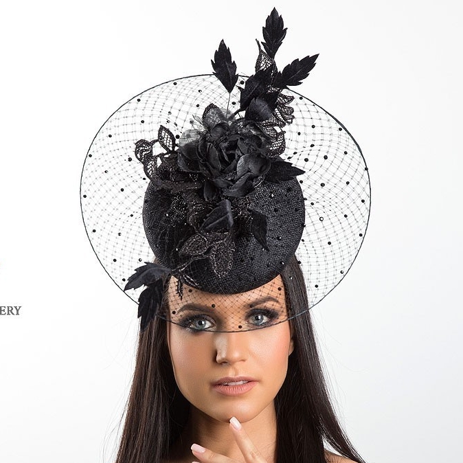 купить черную шляпку для скачек, черная женская шляпка с вуалью, купить вечернюю шляпку в Москве, купить шляпку для фотосессии в питере, черная шляпка с вуалью, шляпка с цветами, шляпка для показа, статусная шляпка, шляпка для праздника, черная дизайнерская шляпка, Анна Андриенко