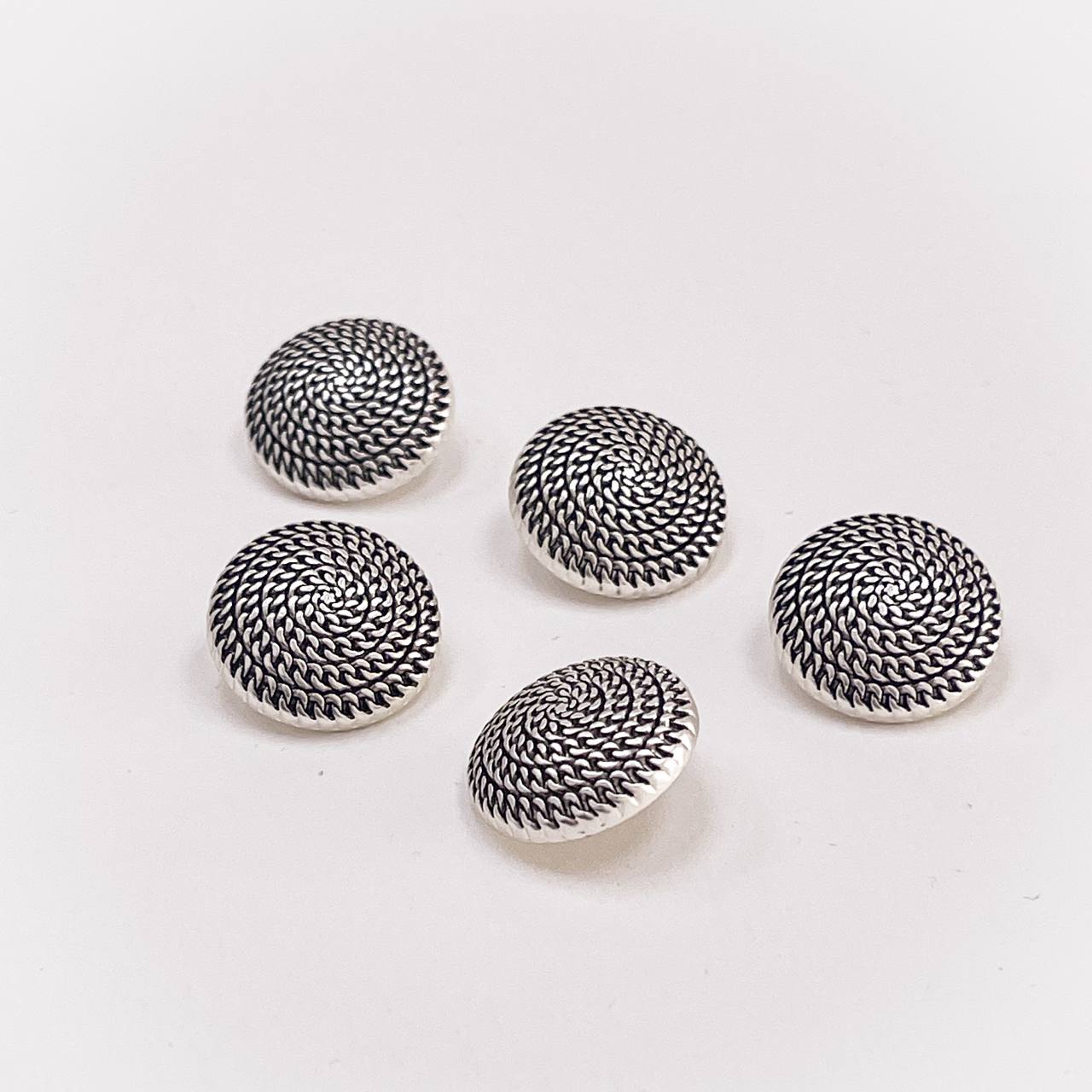 Набор декоративных серебряных пуговиц. Звучит как рок