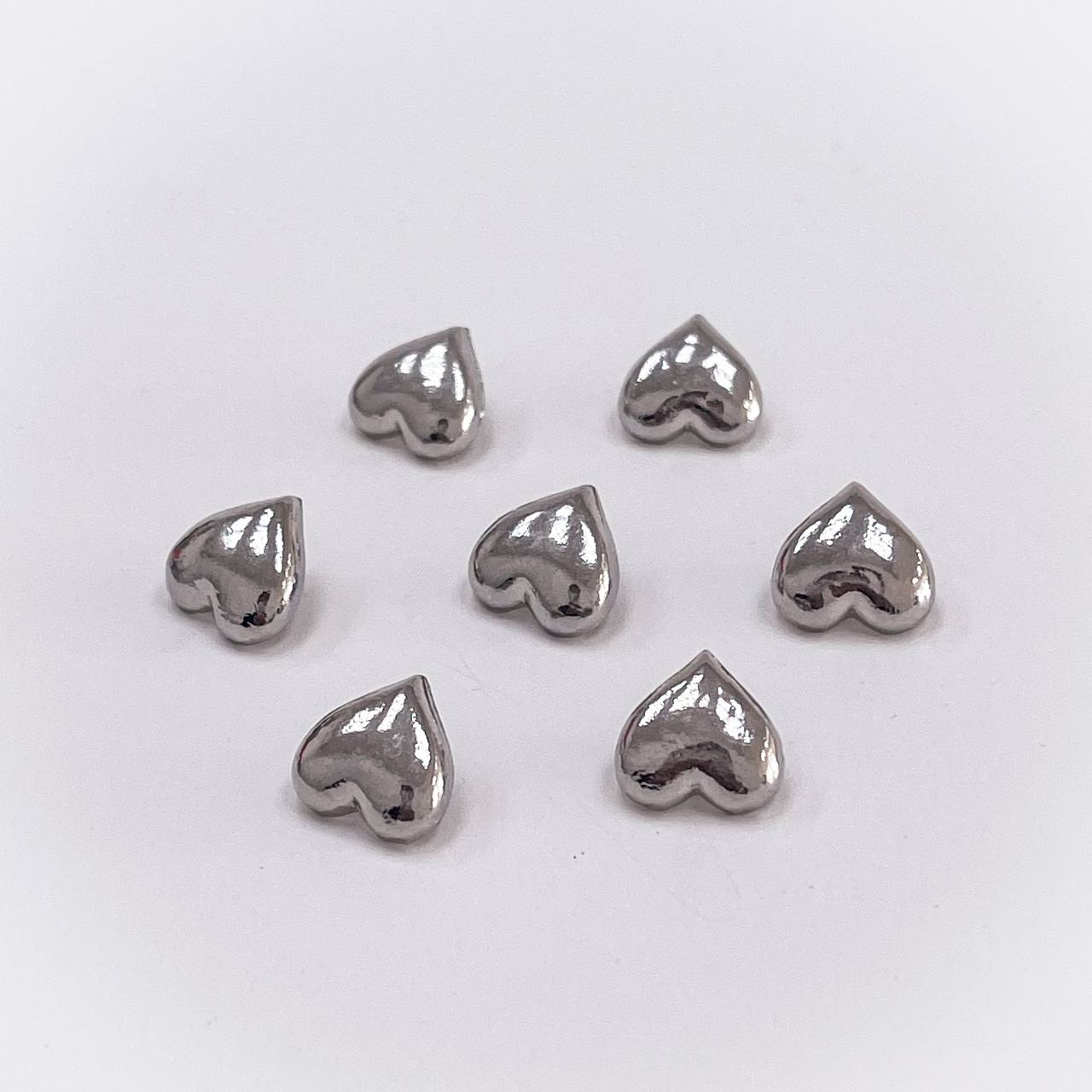 Набор декоративных серебряных пуговиц. Звучит как сердечко