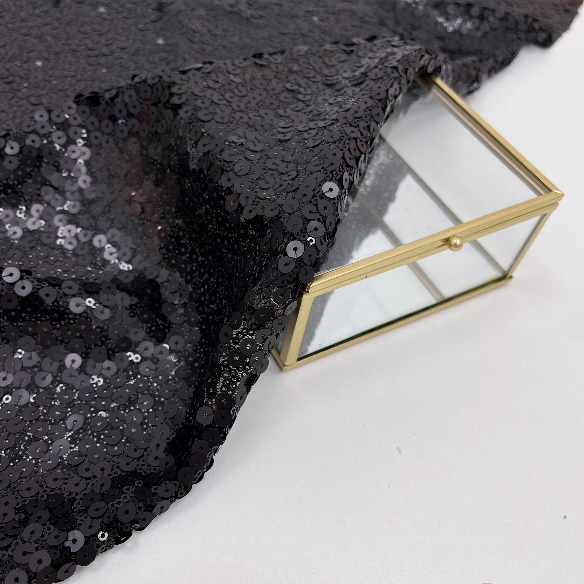 Россыпь пайеток на сетке. Миссис блеск