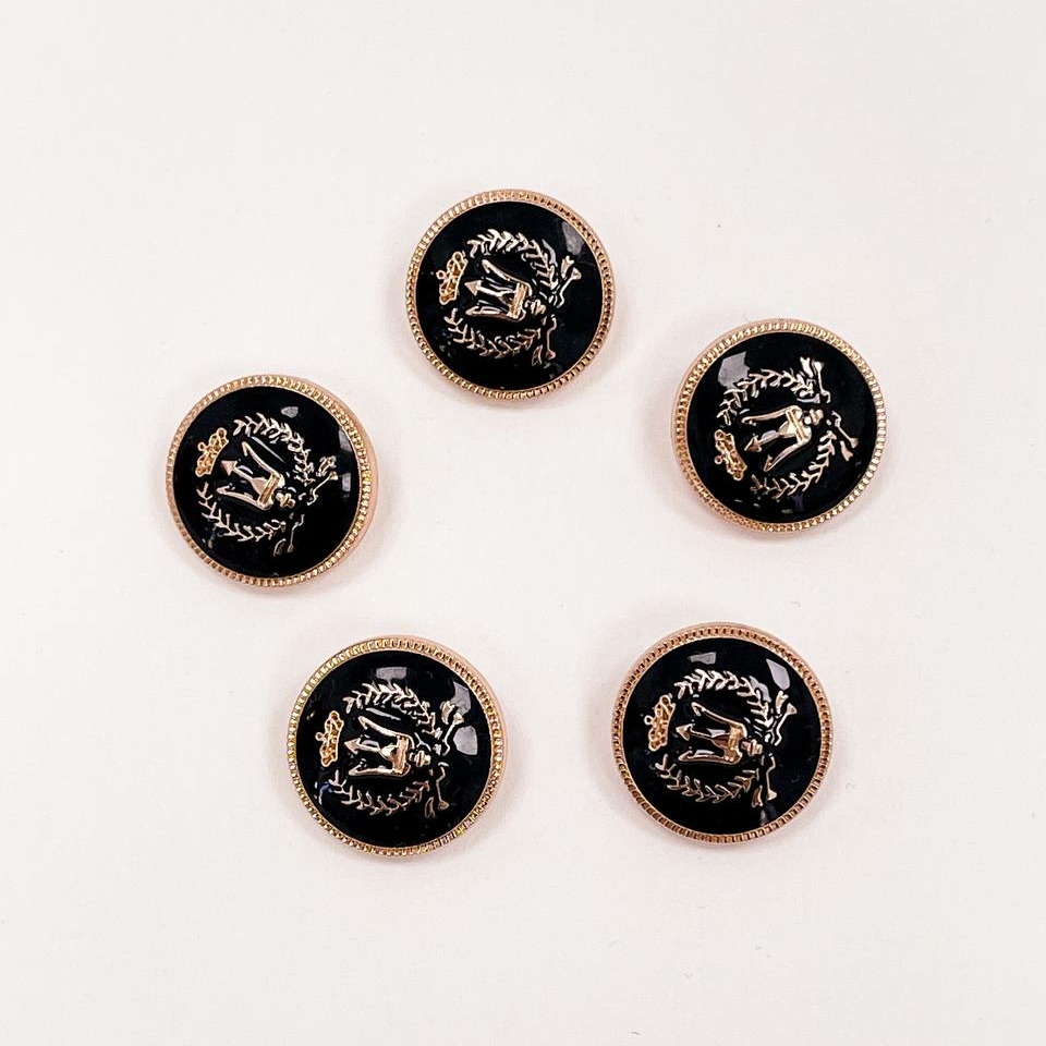 Набор декоративных золотых пуговиц. Звучит как Статус