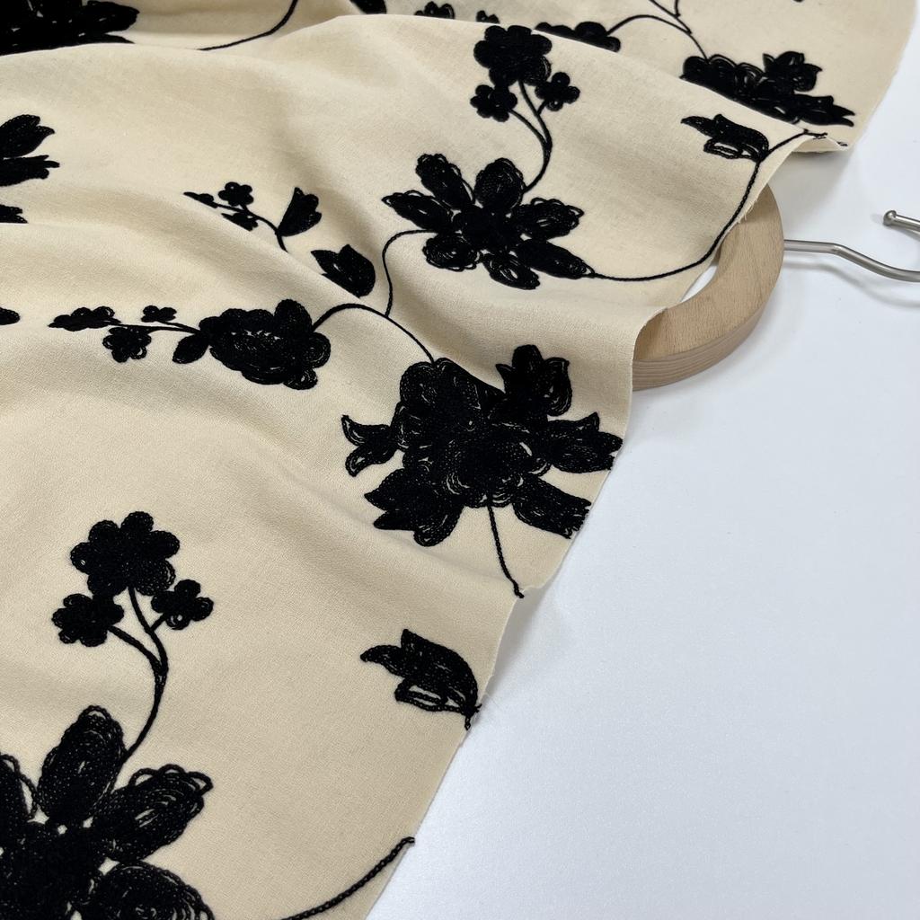 Обьемная вышивка на двухслойном муслине. Лунная колыбельная