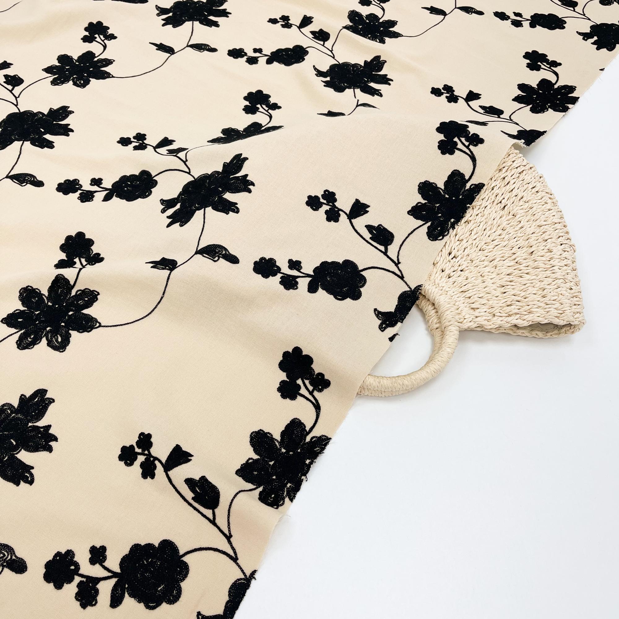 Обьемная вышивка на двухслойном муслине. Лунная колыбельная