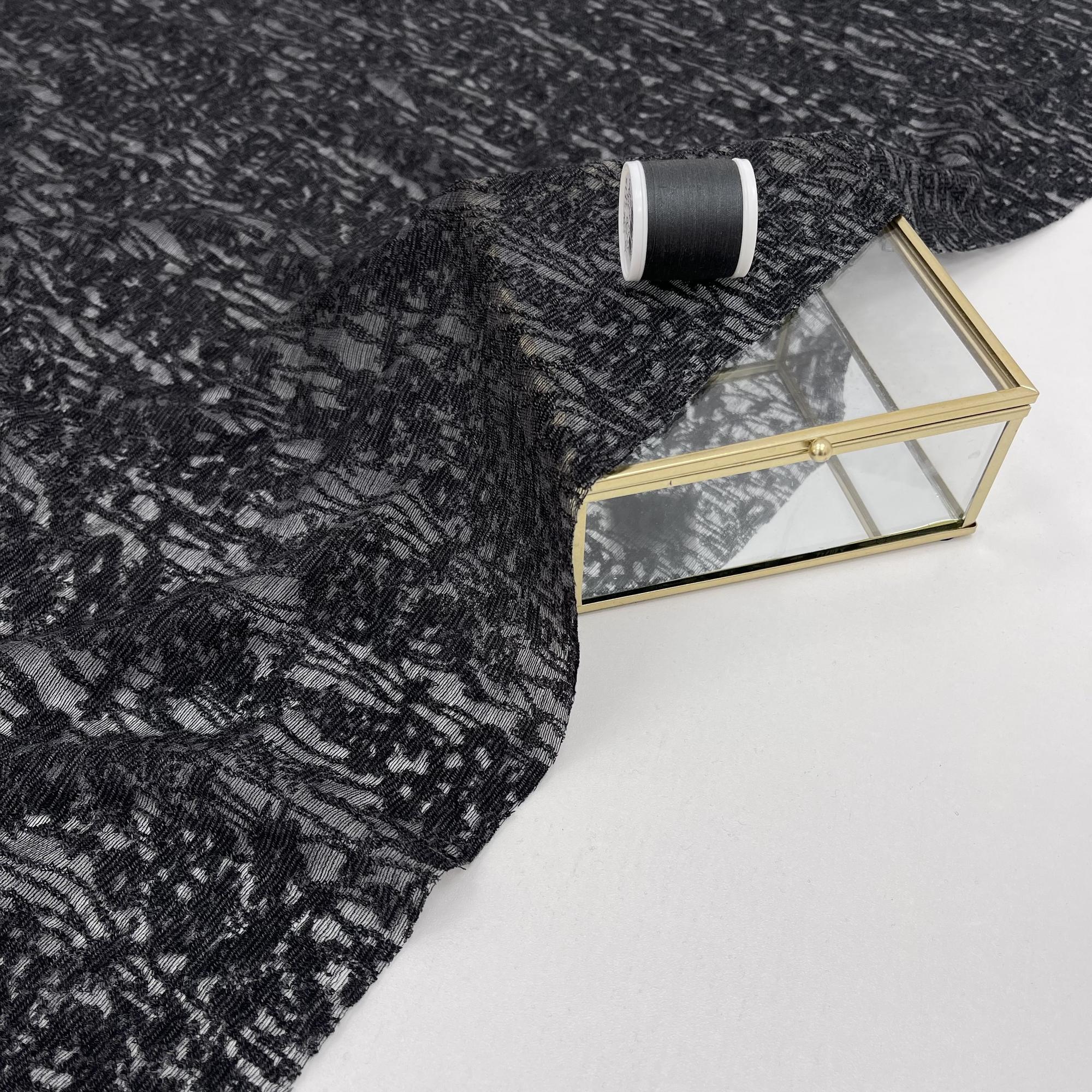 Ажурный шерстяной трикотаж. Аппликация цвета вечера