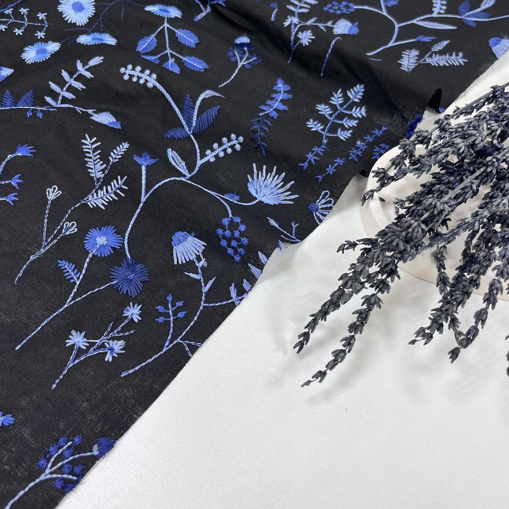 Полулен с обьемной вышивкой. Васильковая тень