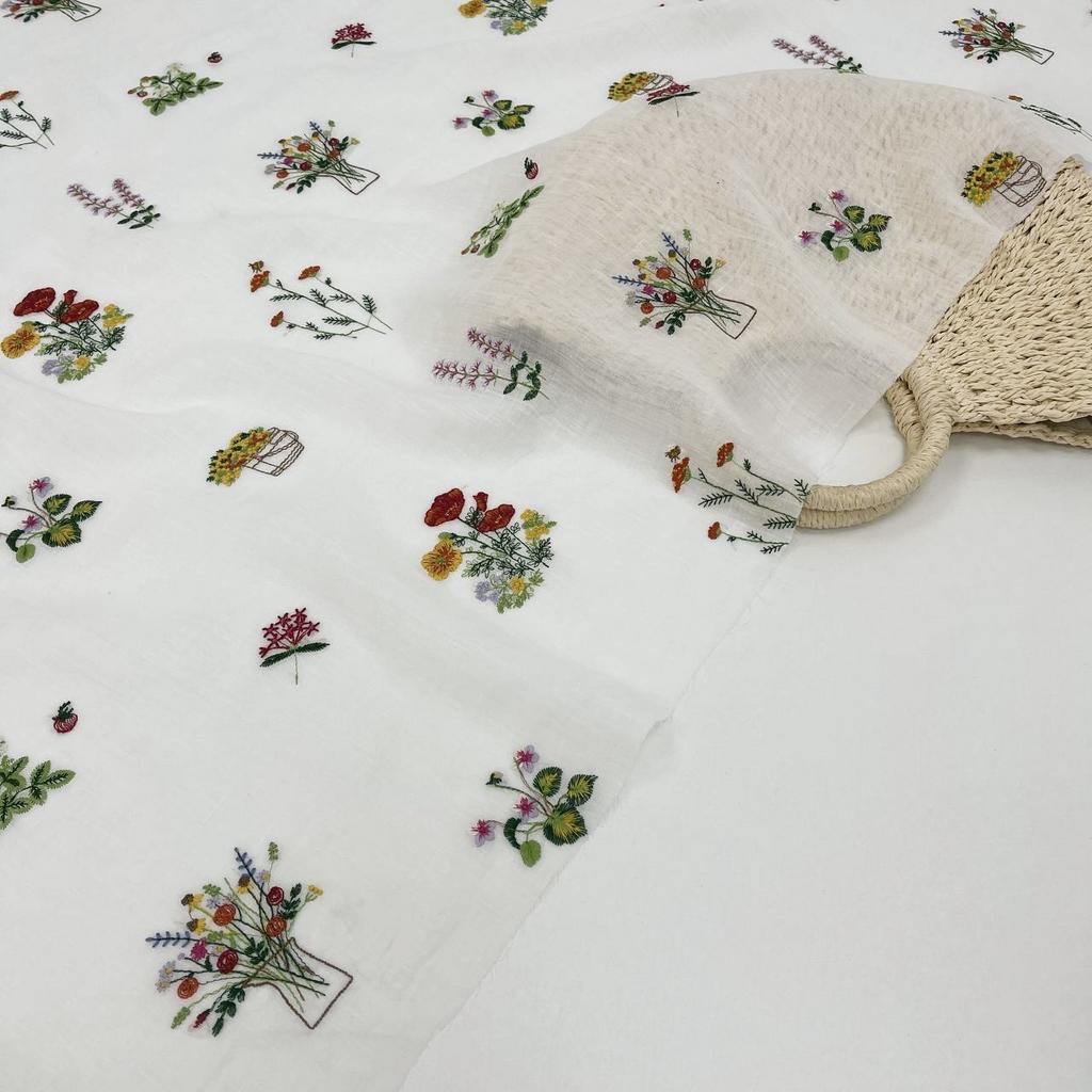Льняная вуаль с вышивкой. Садовые букеты