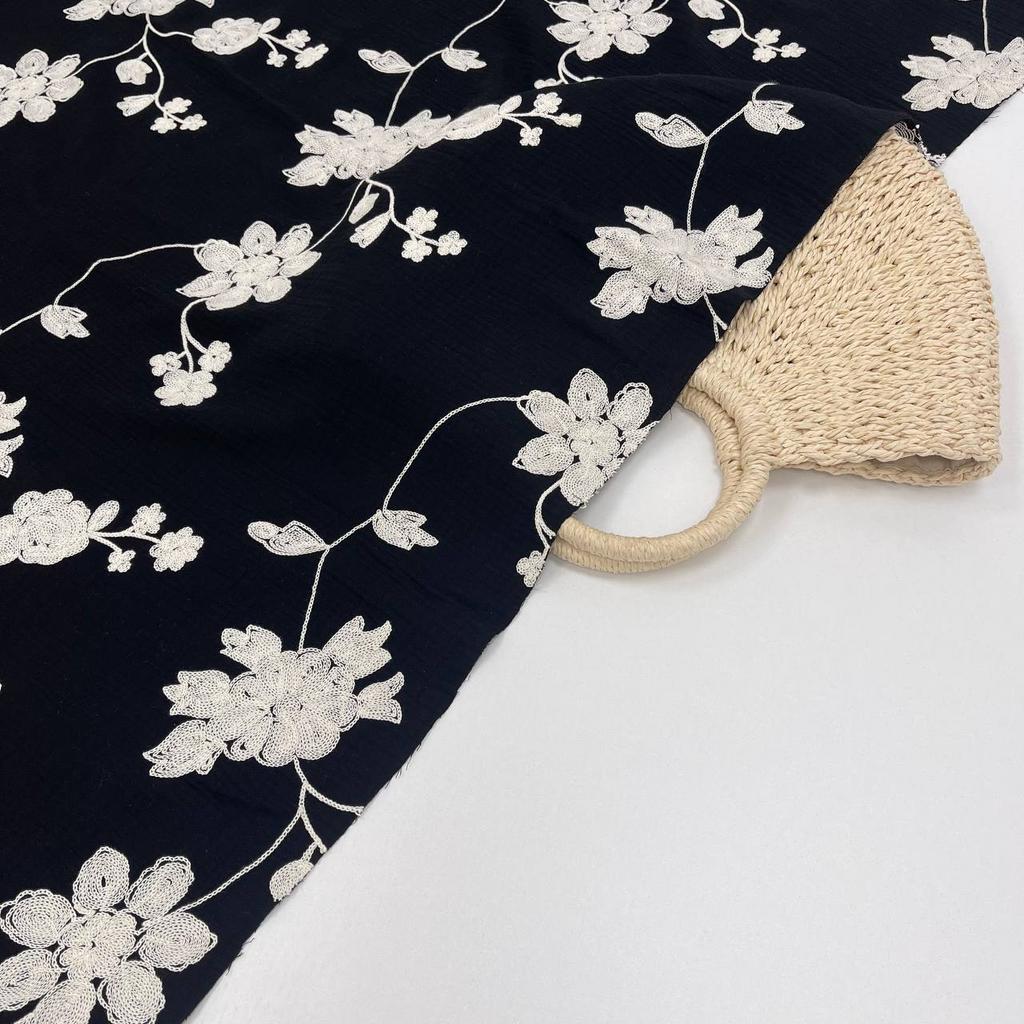 Обьемная вышивка на двухслойном муслине. Цветочная колыбельная