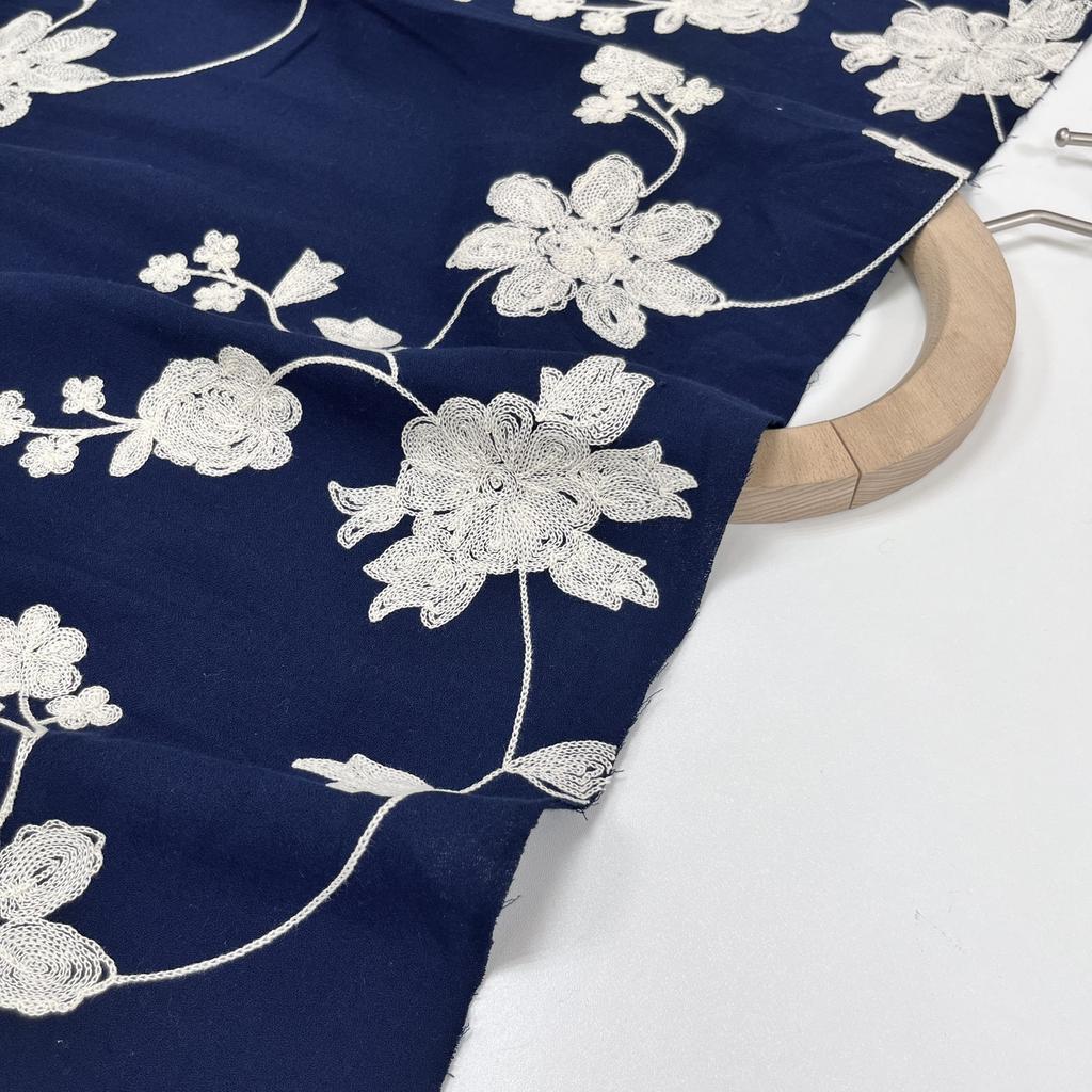 Обьемная вышивка на двухслойном муслине. Полуночная колыбельная