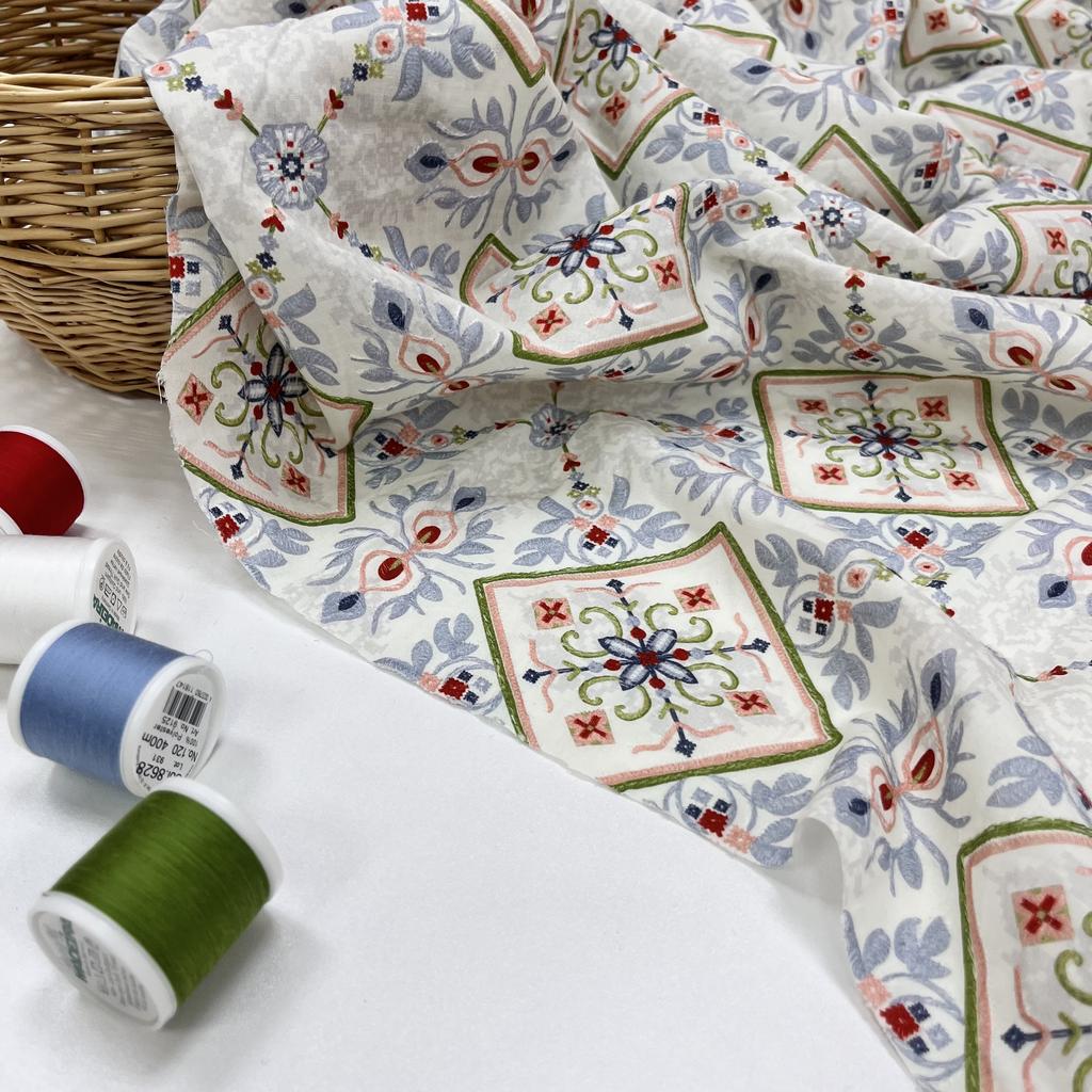 Плательный хлопок с обьемной вышивкой. Арабеска