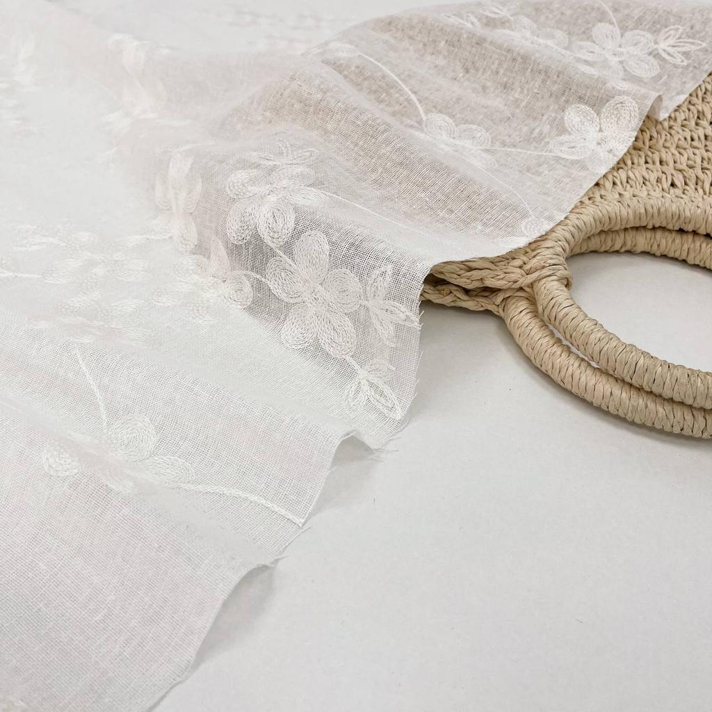 Лен обьемной вышивкой. Цветочный узор на белом