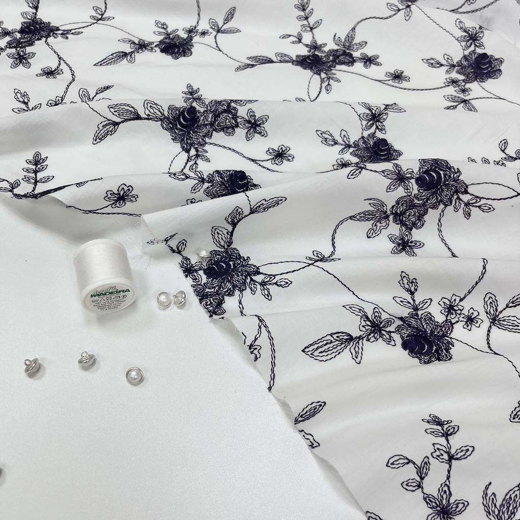 Плательный хлопок с обьемной вышивкой. Ночные лилии