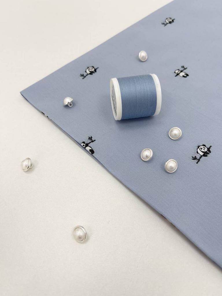 Шелковый хлопок с вышивкой. Панды на фоне неба