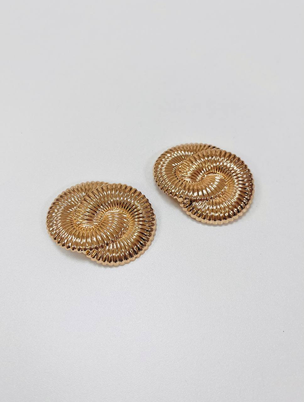 Набор декоративных золотых пуговиц. Звучит как Бесконечность