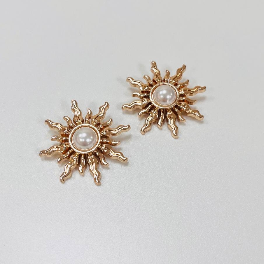 Набор декоративных золотых пуговиц. Звучит как Заря