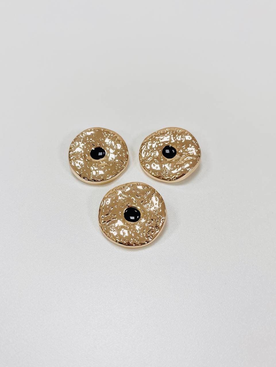 Набор декоративных золотых пуговиц. Звучит как Кратер