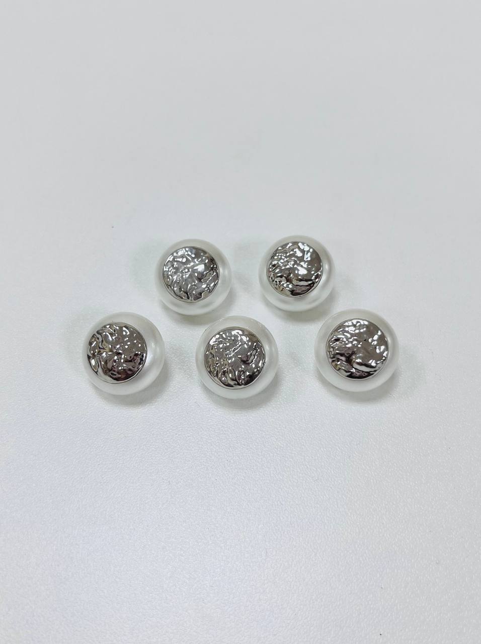 Набор декоративных серебряных пуговиц. Звучит как Иллюзия