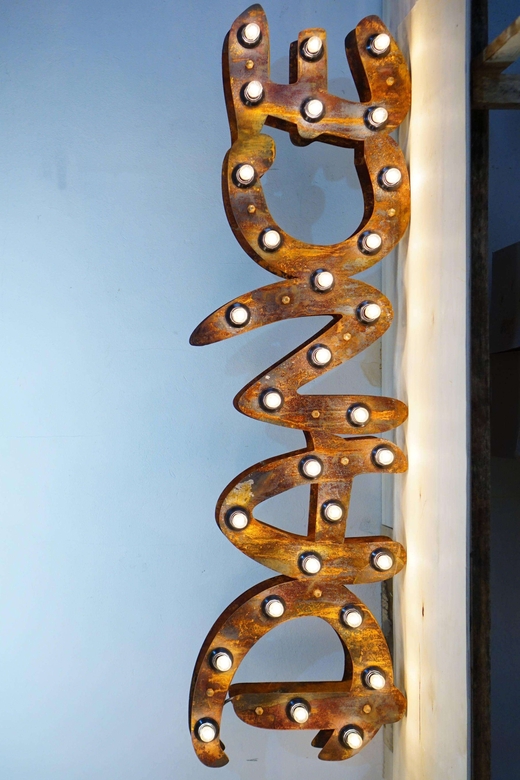 Надпись DANCE