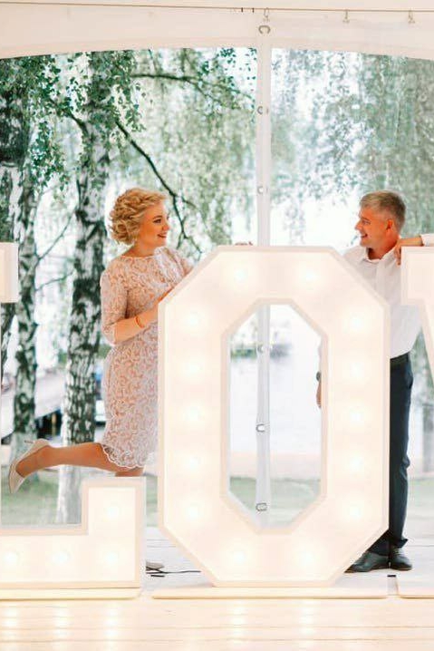 Надпись LOVE огромная