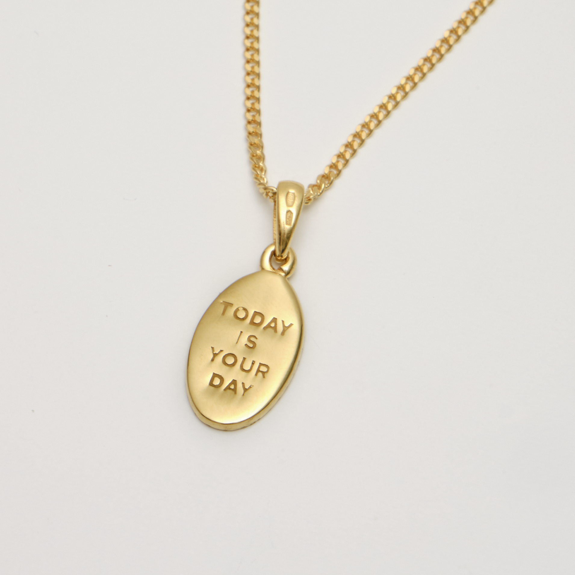 Медальон ISPIRAZIONE двусторонний c гравировкой "TODAY IS YOUR DAY" с позолотой