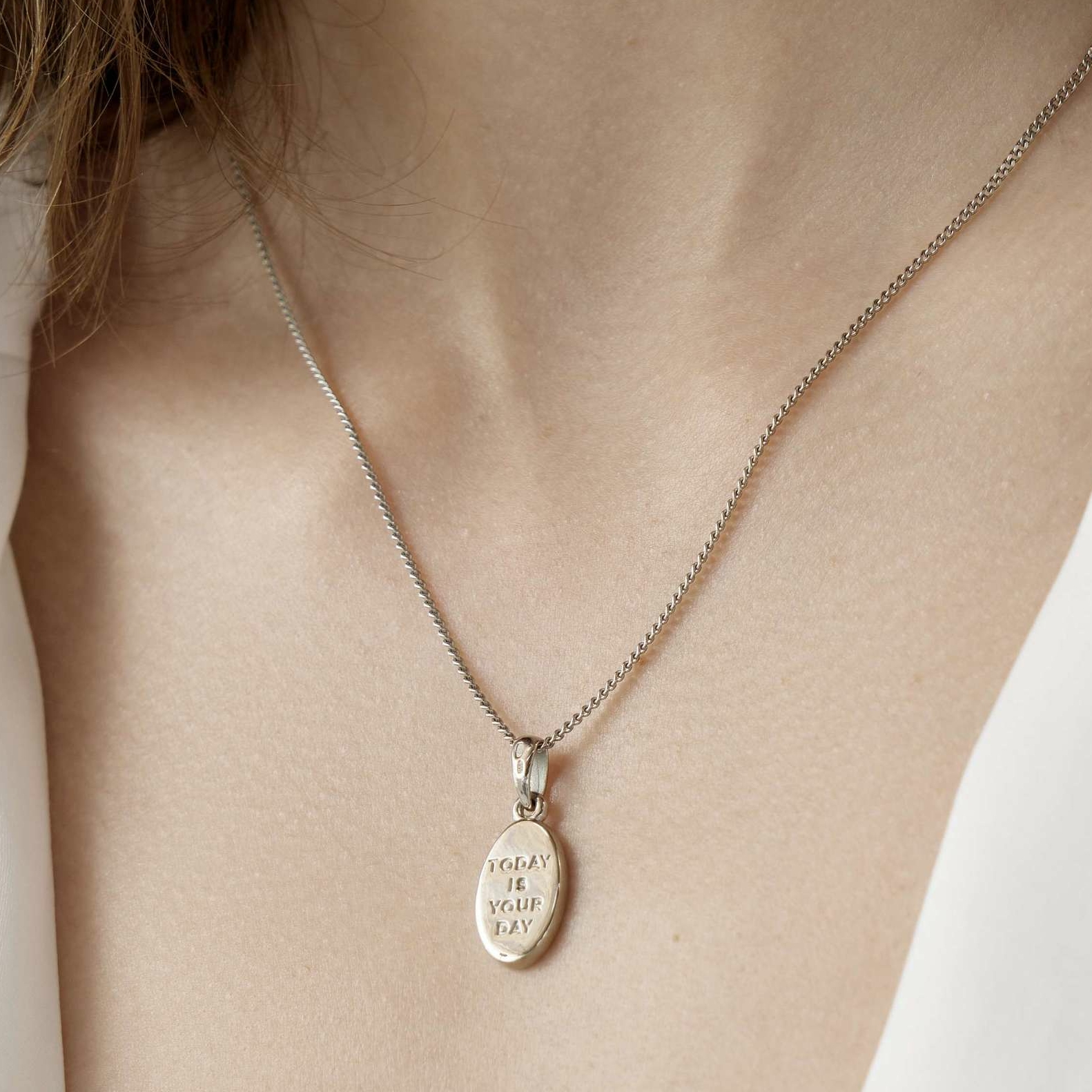 Медальон ISPIRAZIONE двусторонний c гравировкой "TODAY IS YOUR DAY" в родиевом покрытии