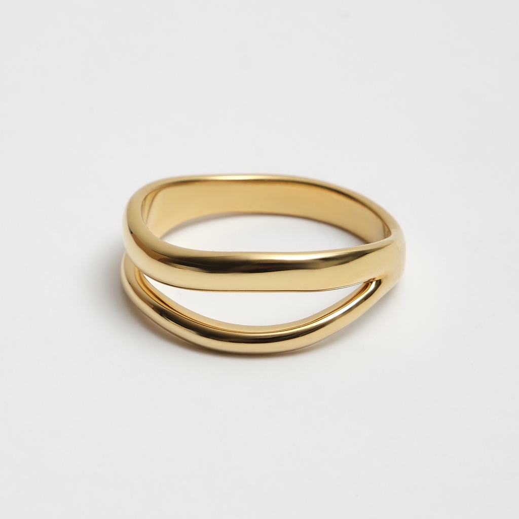 Кольцо AVERSA с волнами с позолотой