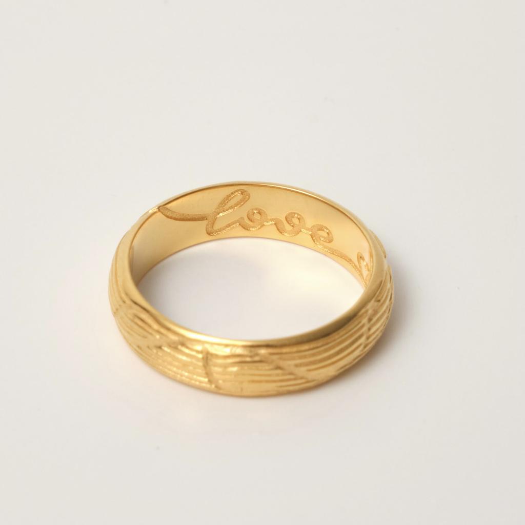 Кольцо AMORE с сердцем внутри с позолотой