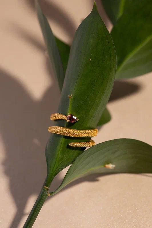 PREMIUM COLLECTION: Кольцо-змейка LANCIANO с гранатовым фианитом