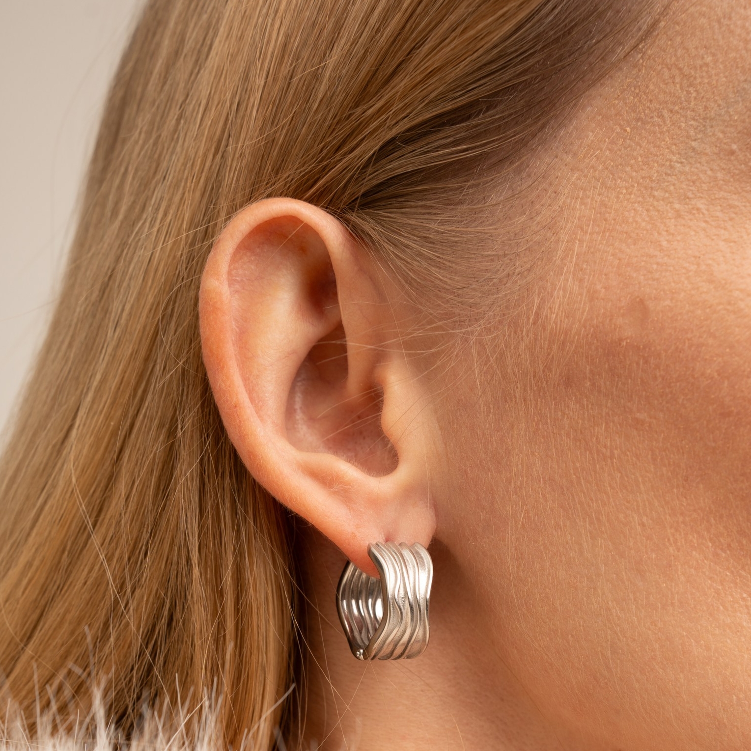 Серьги-хулахупы ALASSIO в родиевом покрытии