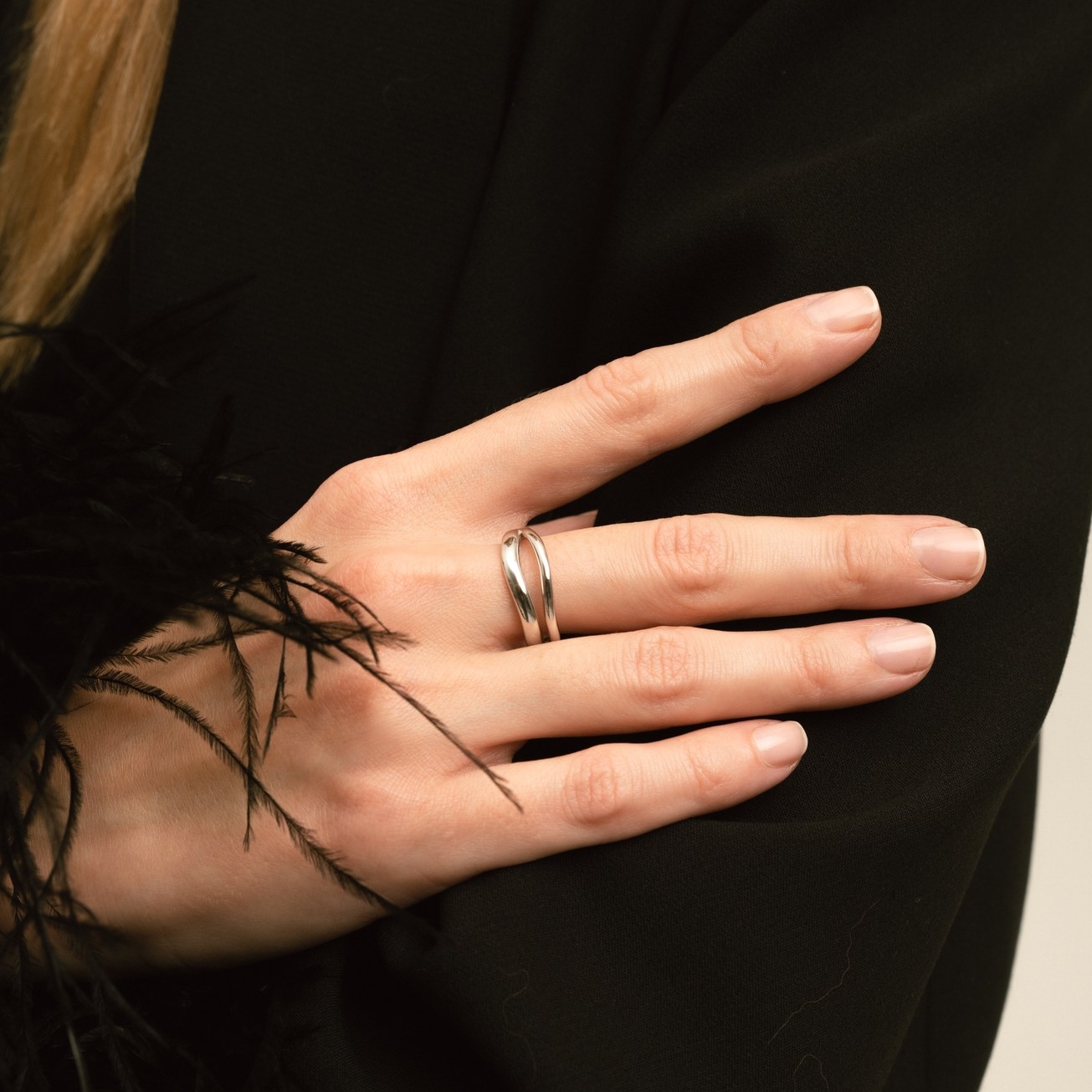 Кольцо AVERSA с волнами в родиевом покрытии