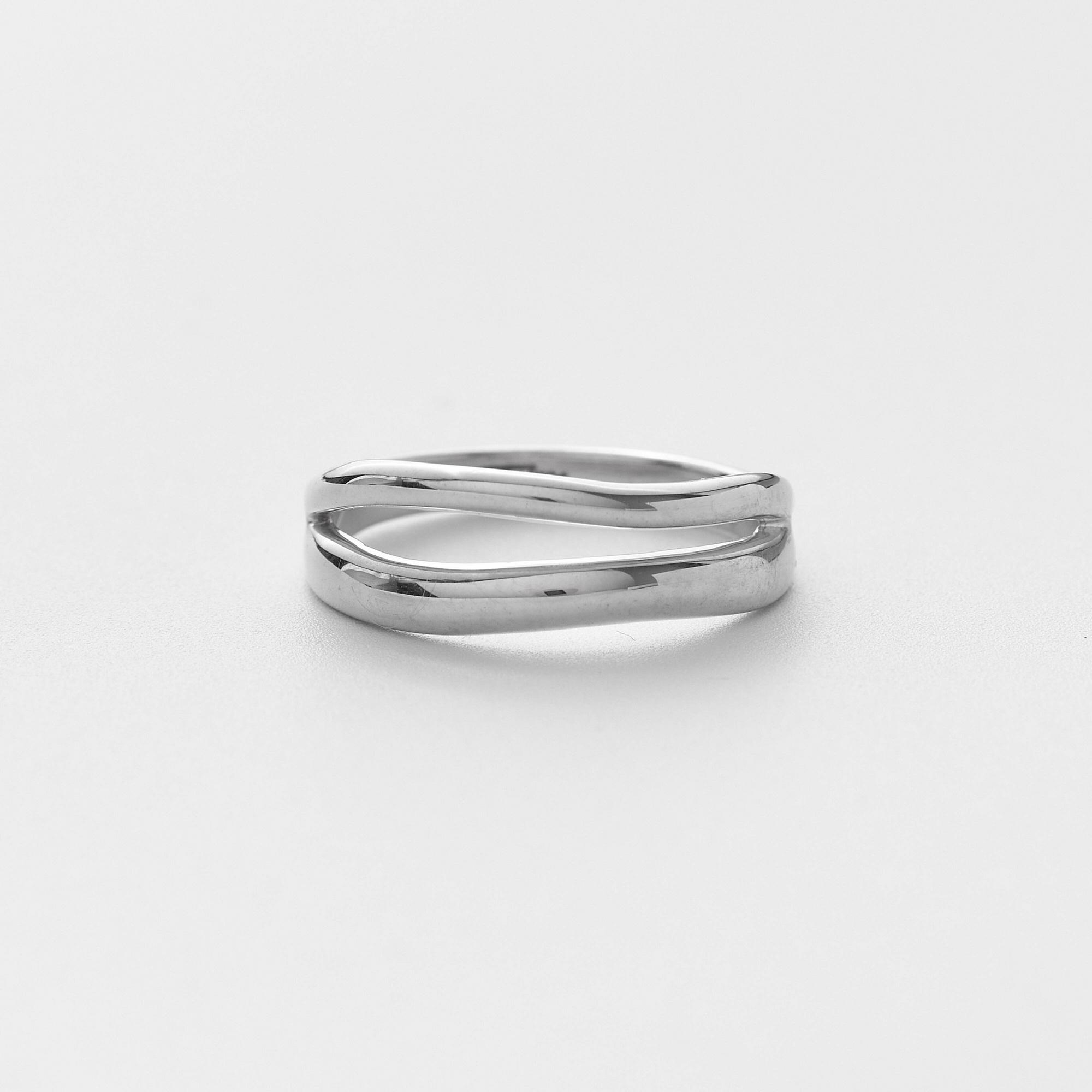 Кольцо AVERSA с волнами в родиевом покрытии