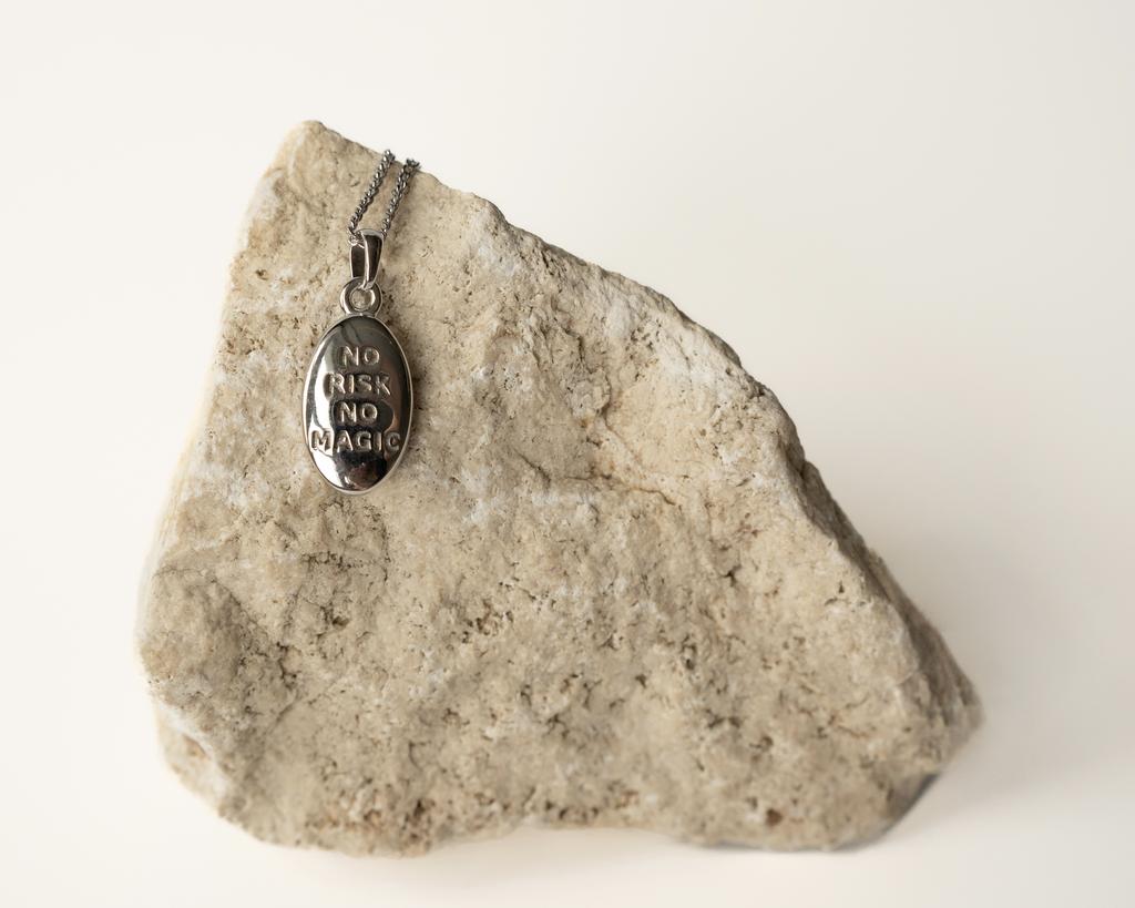 Медальон ISPIRAZIONE двусторонний c гравировкой "NO RISK NO MAGIC" в родиевом покрытии