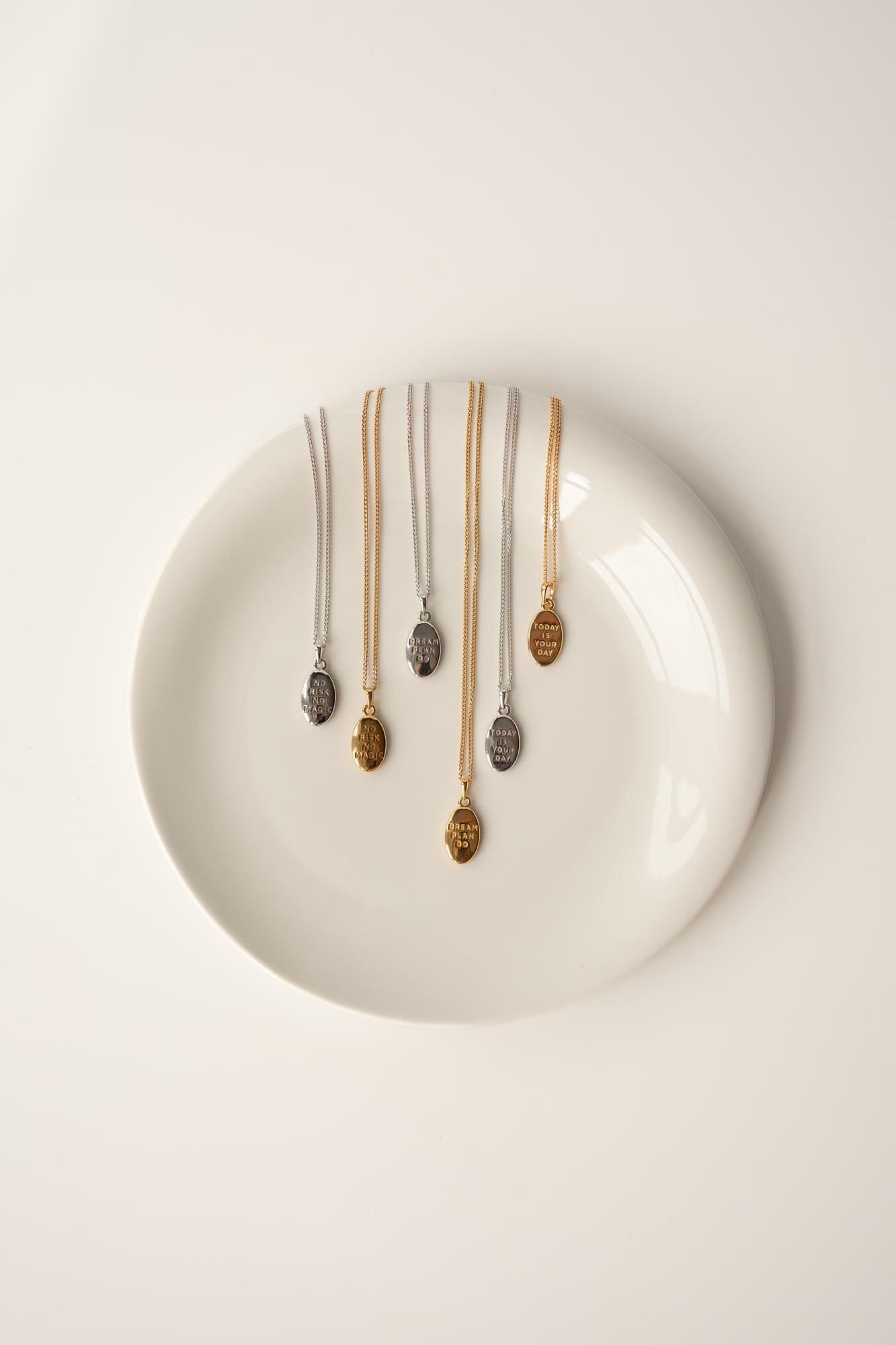 Медальон ISPIRAZIONE двусторонний c гравировкой "NO RISK NO MAGIC" в родиевом покрытии