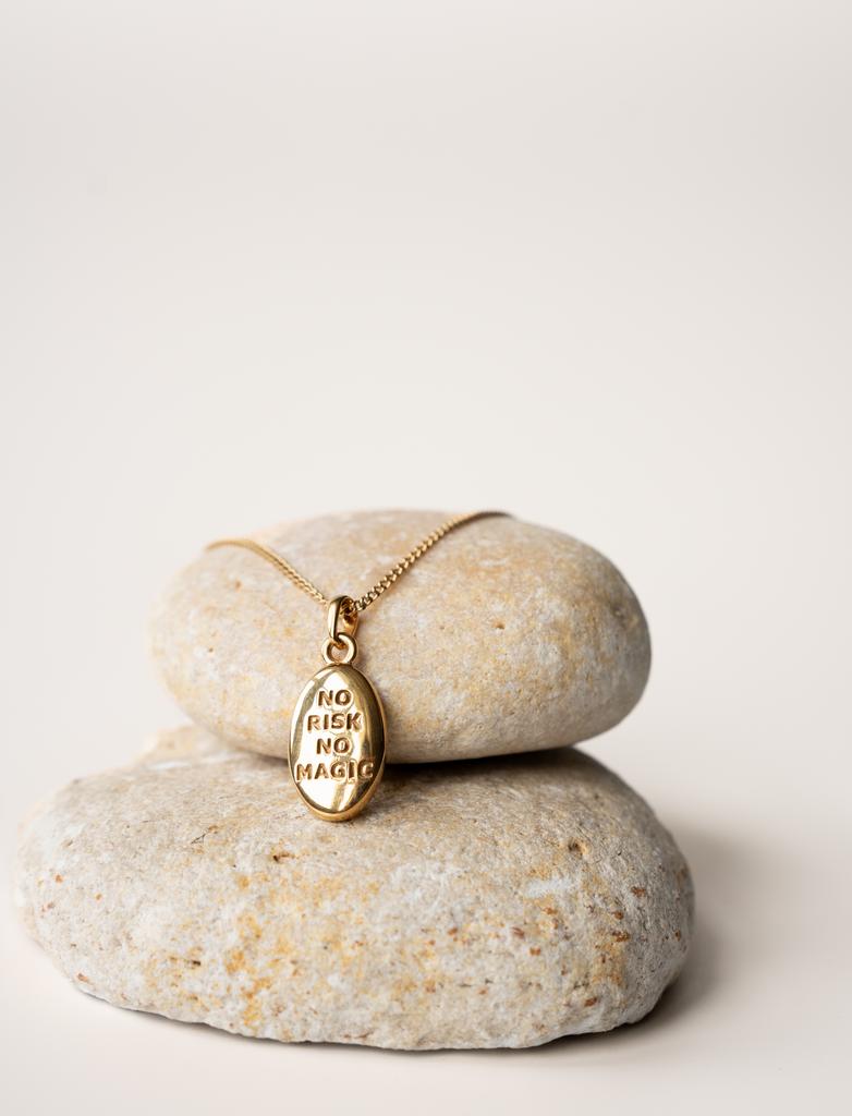 Медальон ISPIRAZIONE двусторонний c гравировкой "NO RISK NO MAGIC" с позолотой