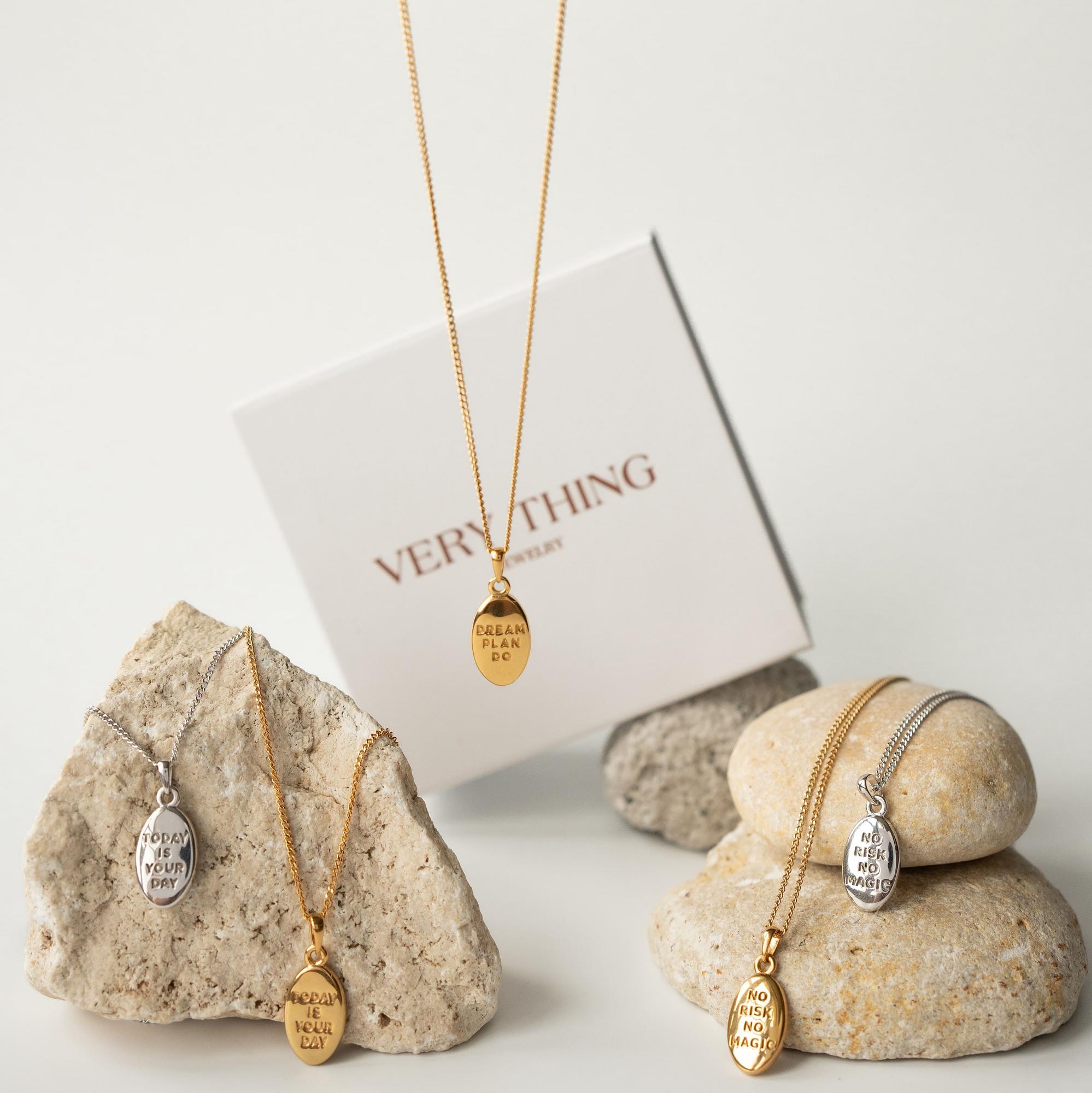 Медальон ISPIRAZIONE двусторонний c гравировкой "NO RISK NO MAGIC" с позолотой