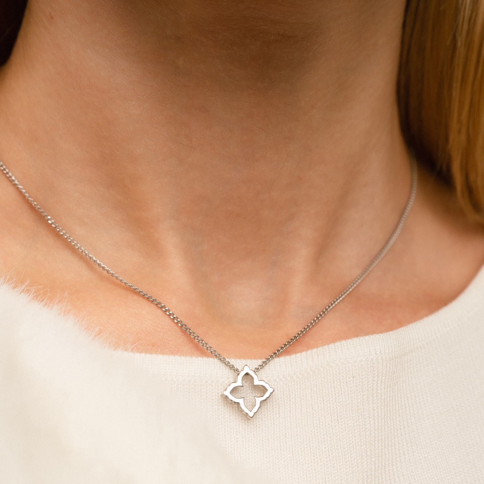 Подвеска PEONIA в родиевом покрытии