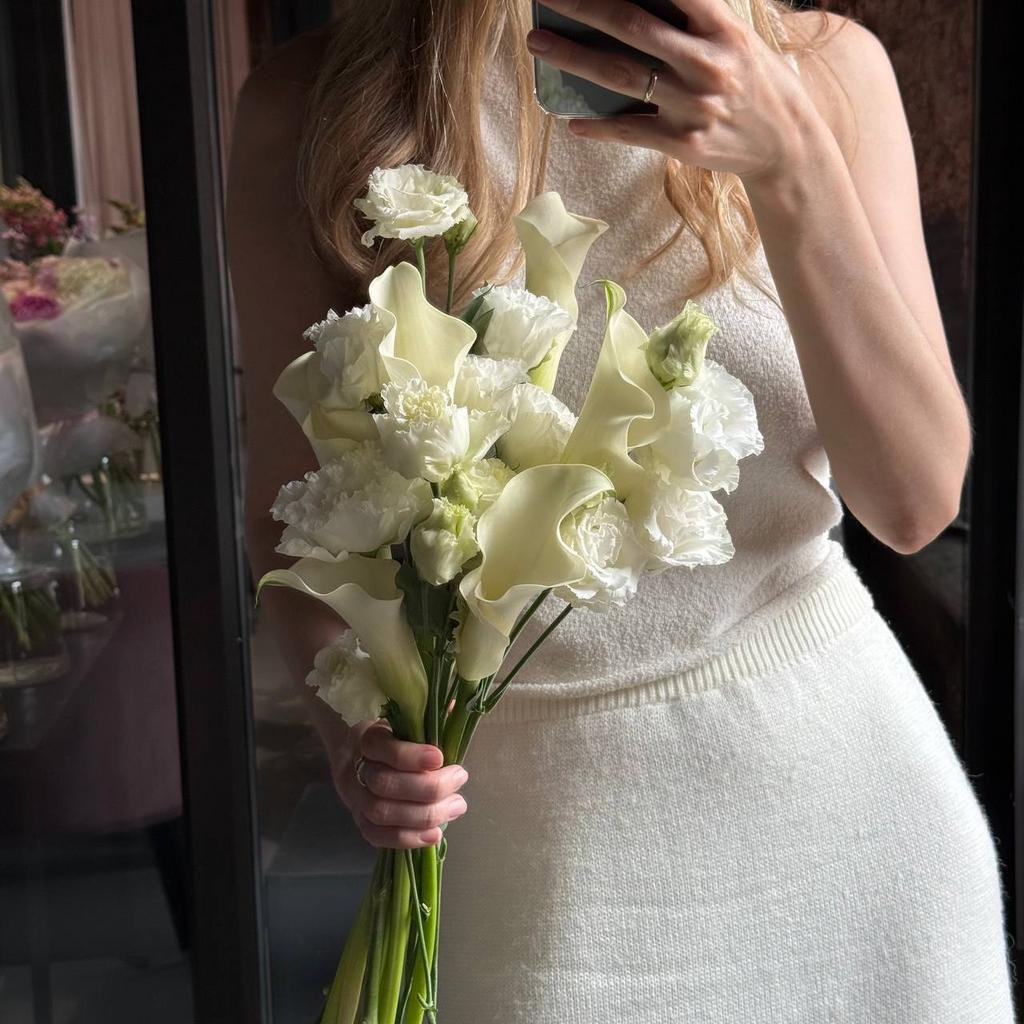 Букет с каллами и лизиантусом